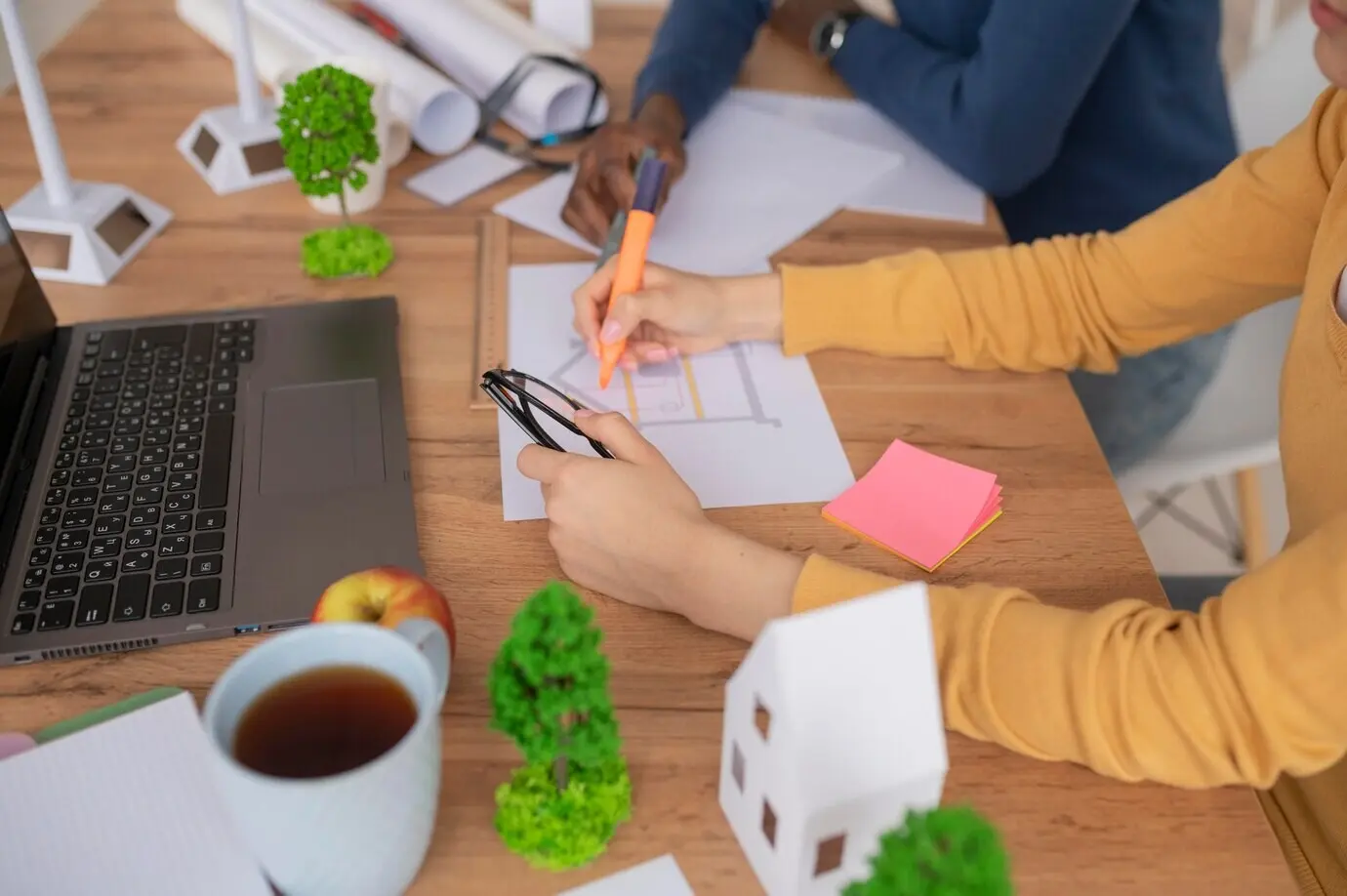 Draufsicht auf Teamarbeit für ein Projekt