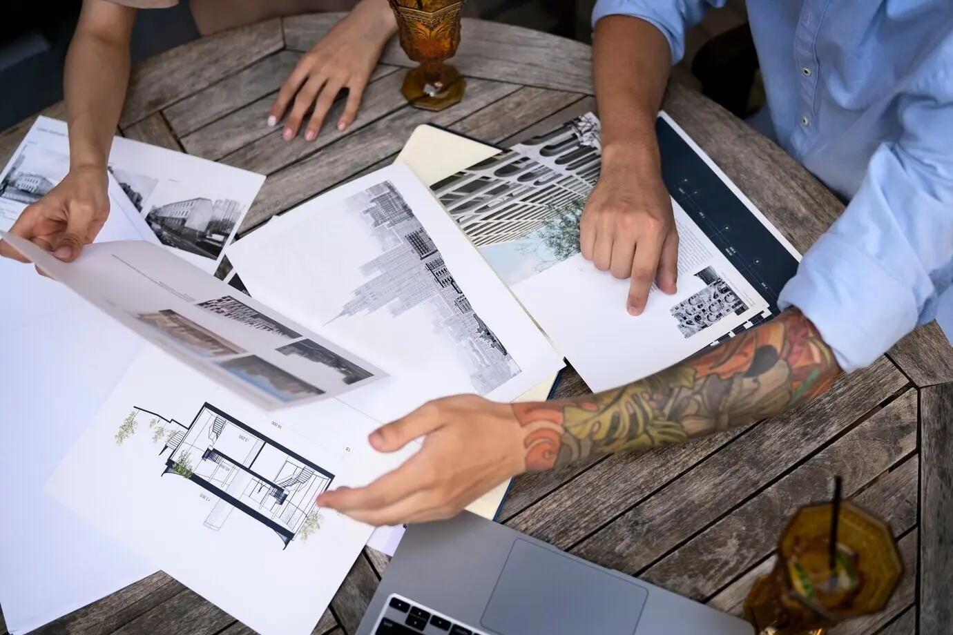 Attraktive junge tätowierte Person